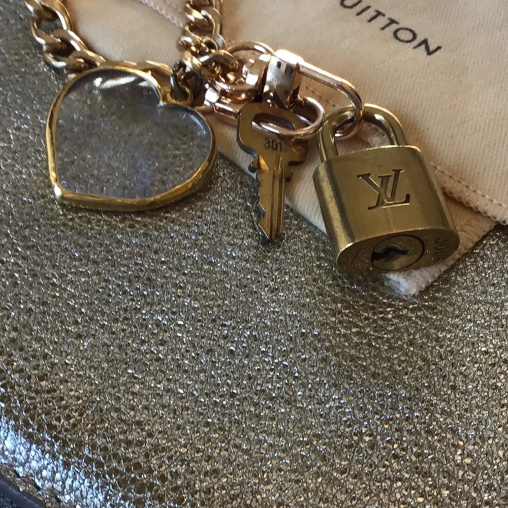 Small chain with Marino glass heart charm& lv lock and key - Picture 3 of 7